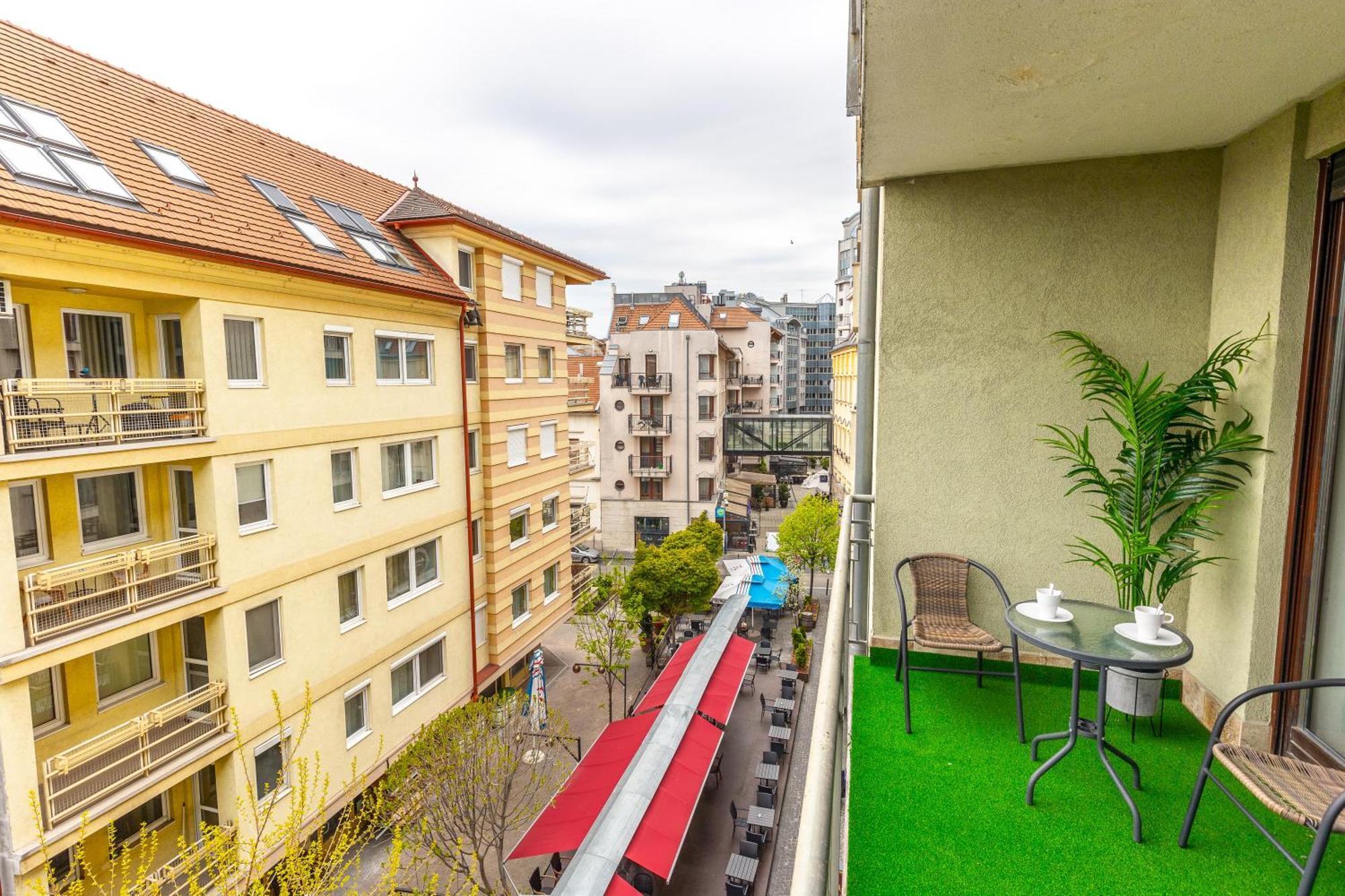 Apartment Kazinczy 52 B *